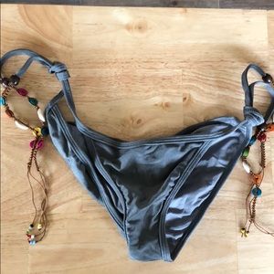 bikini bottom grey with strings/beads
Hot sauce